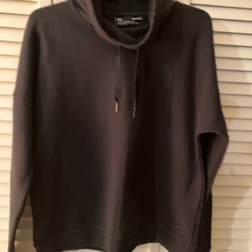 Under Armour black sweatshirt